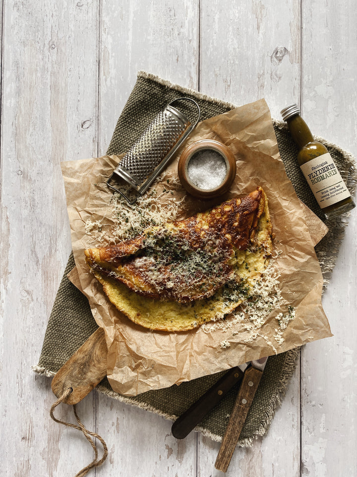 Fransk omelet med svampe og flydende rosmarin