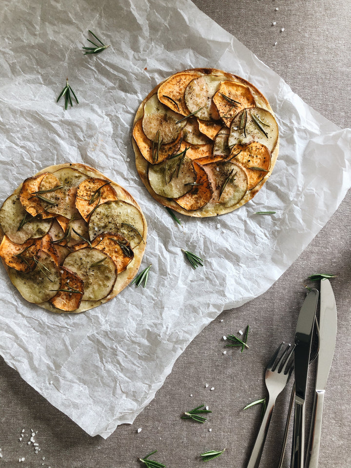 Tortillapizza med sød kartoffel, pære og rosmarin